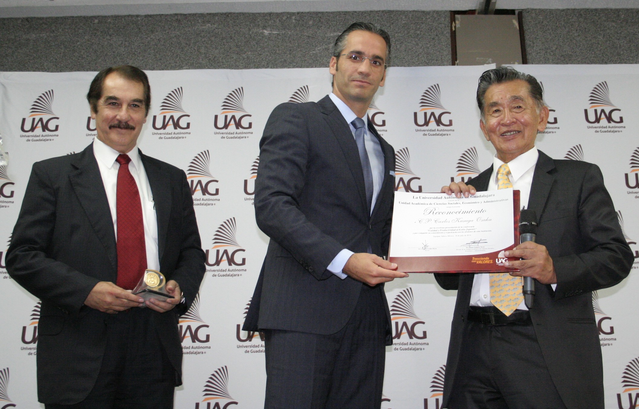 El director general y el rector de la UAG entregaron un reconocimiento y un presente al expositor El director general y el rector de la UAG entregaron un reconocimiento y un presente al expositor