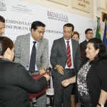 Recibiendo reconocimiento por parte de funcionarios estatales