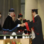 Recibiendo su diploma de Maestro