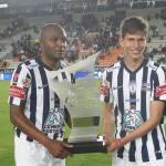 Aquivaldo Mosquera y Jurgen Damm recibiendo el trofeo.