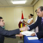 Muy contentos cada uno de los egresados pasó por su diploma.