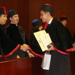 Cada uno de los egresados pasaron por su diploma.