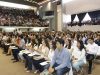 10-luego-de-las-charlas-informativas-los-alumnos-pasaron-al-gimnasio-universitario-para-recibir-su-bata-blanca